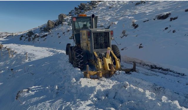 Greyder uçurumun kenarında güçlükle durabildi