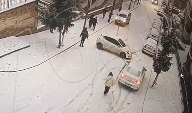 Gümüşhane'de buzlu yolda yokuş aşağı kayan araçlar kamerada