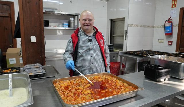 Gürsu'nun gülen yüzü Mesut, yemek dağıtımda