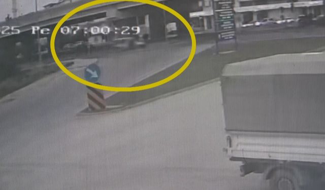 Hafif ticari aracın çarptığı yaya yola savruldu, kaza anı güvenlik kamerasına yansıdı