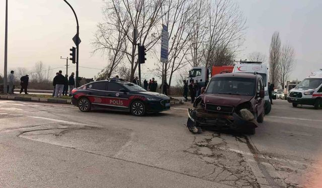 Hafif ticari araçlar çarpıştı: 3'ü çocuk 7 yaralı