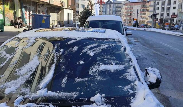 Hakkari'de araç camları buz tuttu