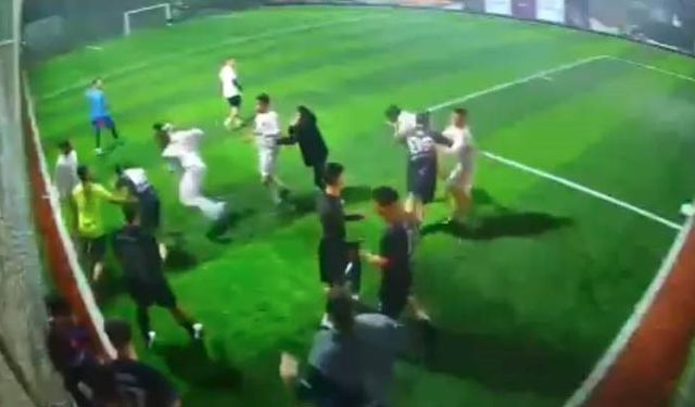 Halı sahada tekme-tokat kavga kameraya yansıdı