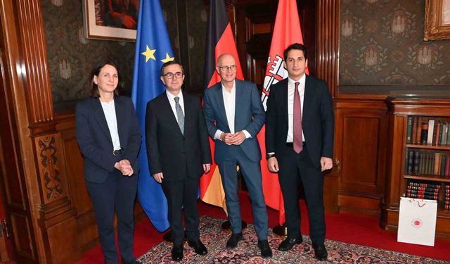 Hamburg Başkonsolosu Alver, belediye sarayına Togg ile geldi
