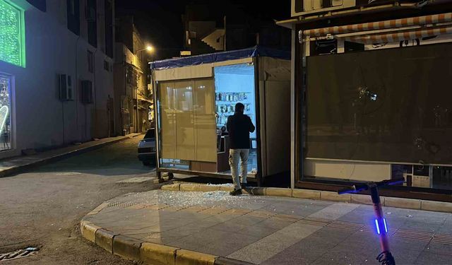 Hatay'da 6 araç ve 4 iş yerinin camlarını taşla kırdılar