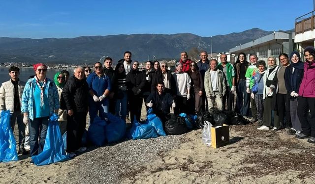 Havran MYO öğrencilerinden Akçay sahilinde çevre temizliği