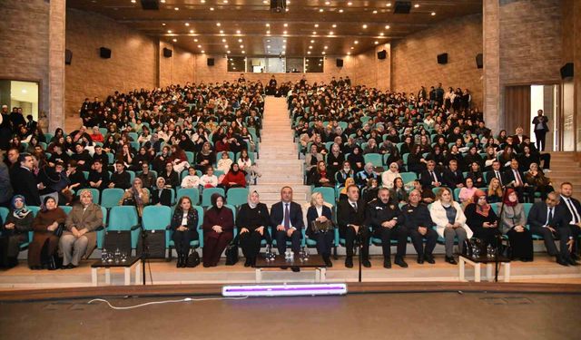 Hayata köprü sanat projesi kapsamında 'Altın Çağ' tiyatro gösterisi sahnelendi