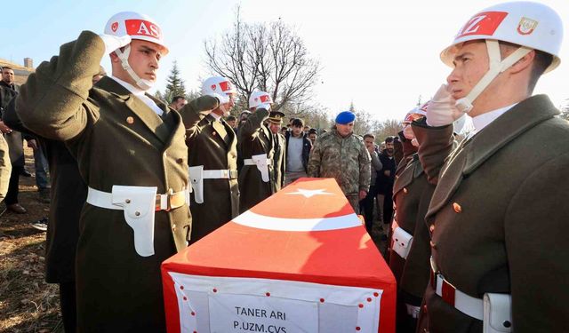 Hayatını kaybeden uzman çavuş Arı, son yolculuğuna uğurlandı