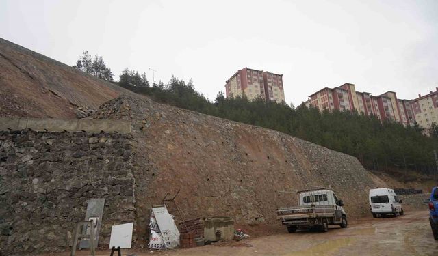 Heyelan sonrası yapılan istinat duvarlarında çatlaklar oluştu