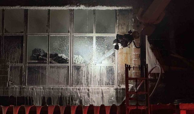 Hırdavat dükkanı alev topuna döndü, ekipler seferber oldu