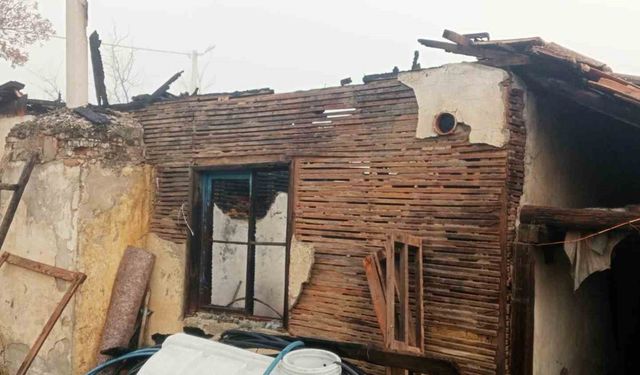 Hisarcık'ta çıkan yangında deprem konutu kullanılmaz hale geldi