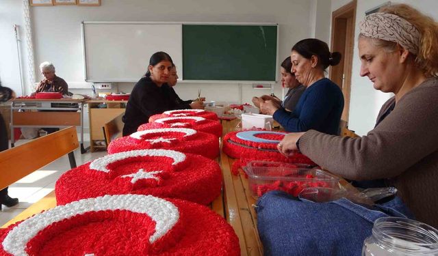 Hozat'ta 16 kadın, yapay çiçeklerle Türk Bayrağı üretiyor