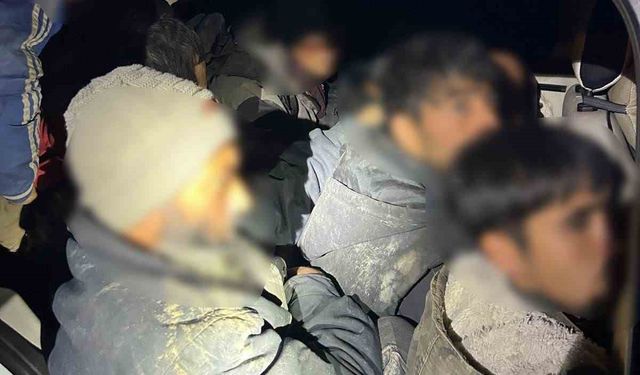 Iğdır'da bir araçta 12 düzensiz göçmen ve 2 organizatör yakalandı