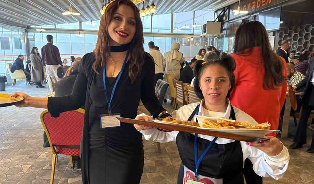 Iğdır'da özel gereksinimli bireyler bir günlüğüne kafe işletti