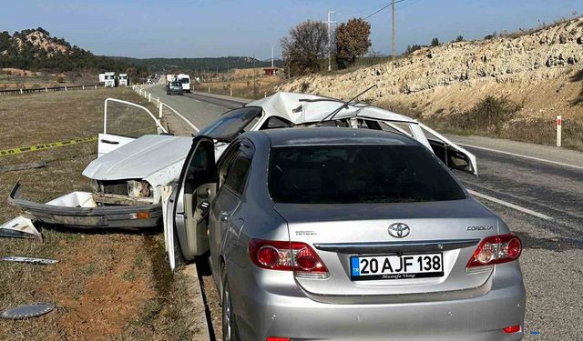 İki otomobilin çarpıştığı kazada yaşlı çift hayatını kaybetti