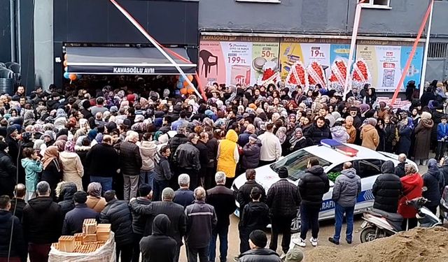 İş yeri açılışında yapılan indirim izdihama sebep oldu