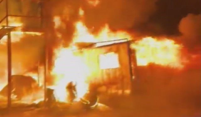 İşçilerin kaldığı konteyner yatakhane alevlere teslim oldu