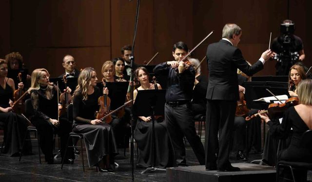 İstanbul Devlet Senfoni Orkestrası Aralık ayının ilk konserinde keman virtüözü Robert Lakatos'u ağırladı