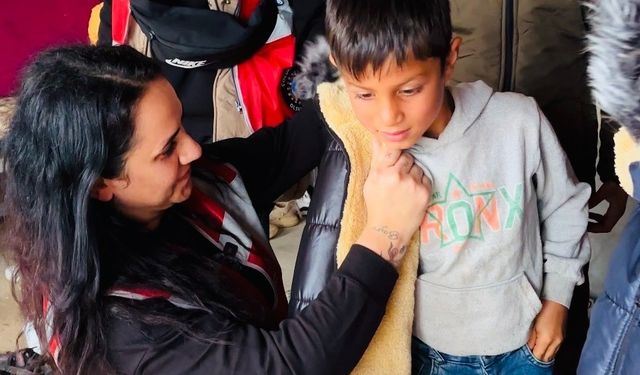 İstanbullu gönüllülerden Şanlıurfa'daki çocuklara hediye bot ve mont