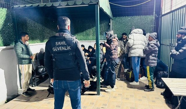 İzmir'de 20 düzensiz göçmen ve 1 göçmen kaçakçısı yakalandı