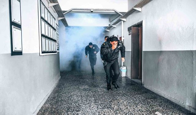 İzmir'de, itfaiyeden polis okulunda yangın tatbikatı