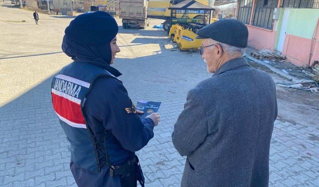 Jandarma kadına şiddetle mücadelede bilgilendirme faaliyetlerini sürdürüyor