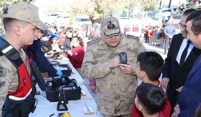 Jandarma, öğrencilere yerli savunma sanayiyi anlattı