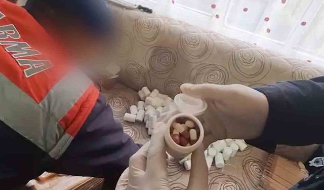 Jandarmanın adım adım takip ettiği uyuşturucu tacirinin evine operasyon: Binlerce hap ele geçirildi