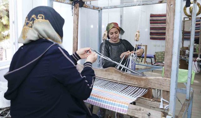 Kadınlar el emeği ve gönül birliğiyle üretiyor