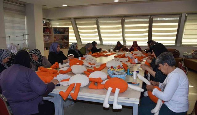 Kadınlar, lösemili çocuklara oyuncak bebek ve elbise dikmek için bir araya geldi