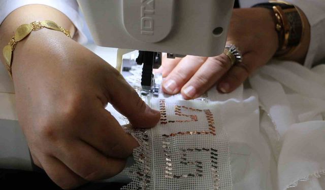 Kadınların el emeğiyle ürettikleri tel kırma şal ve çantalar yoğun ilgi görüyor