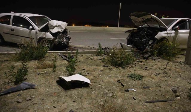 Kafa kafaya çarpışan otomobiller hurdaya döndü: 2 yaralı