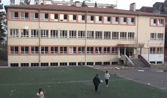 Kahramanmaraş'ta yarım asırlık okul yıkılmayı bekliyor
