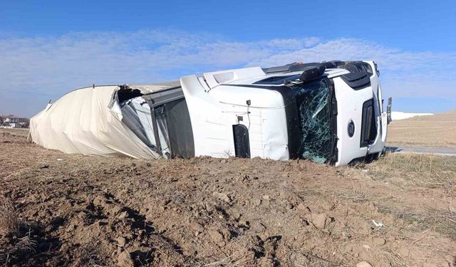 Kalorifer peteği yüklü tır devrildi, 1 kişi yaralandı