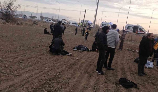 Kamyonet ile midibüs çarpıştı: 17 yaralı