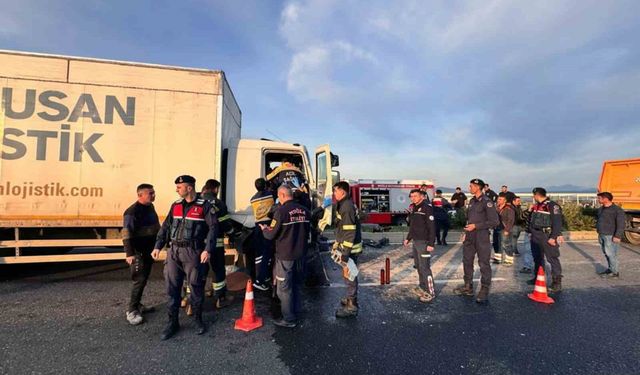 Kamyonette sıkışan iki kişi kurtarıldı