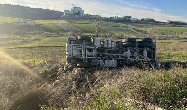 Kamyonun metrelerce sürüklendiği kazadan emniyet kemeri sayesinde yara almadan kurtuldu