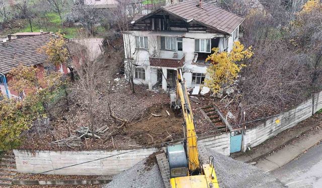 Karabük'te tehlikeli yapıların yıkımı sürüyor