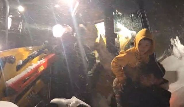 Kardan yolu kapanan köyde rahatsızlanan çocuğun imdadına ekipler yetişti