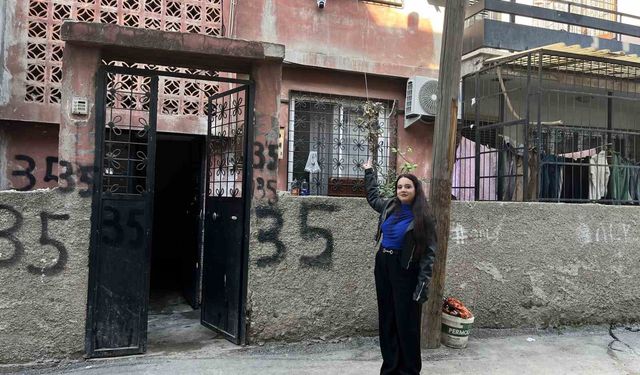 Kargoyu aracından inmeden bahçeye fırlattı