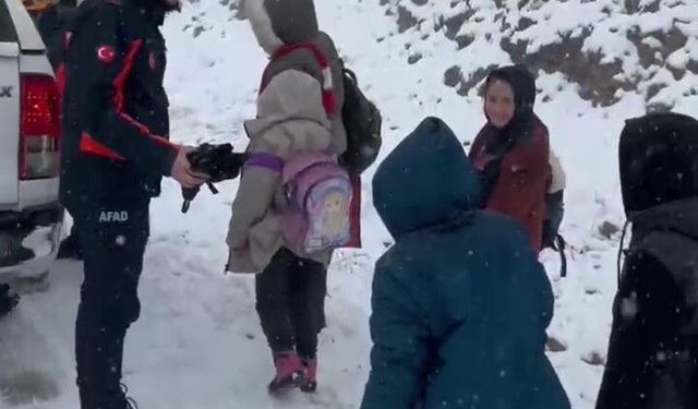 Karlı yolda mahsur kalan öğrencilerin yardımına AFAD ekibi yetişti
