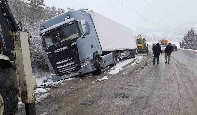 Karlı yolda, tır şarampole devrildi