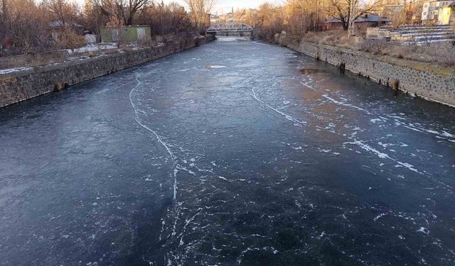 Kars eksi 15'i gördü: Kars Çayı 1 günde dondu
