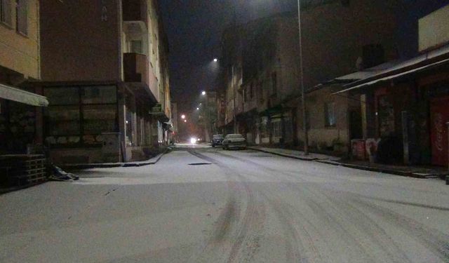 Kars'a mevsimin ilk karı düştü