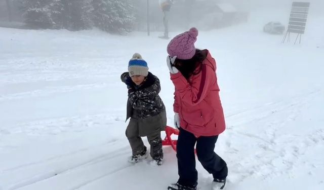 Kars'ta kar coşkusu: Çocuklar kardan adam yaptı, kızak kaydı
