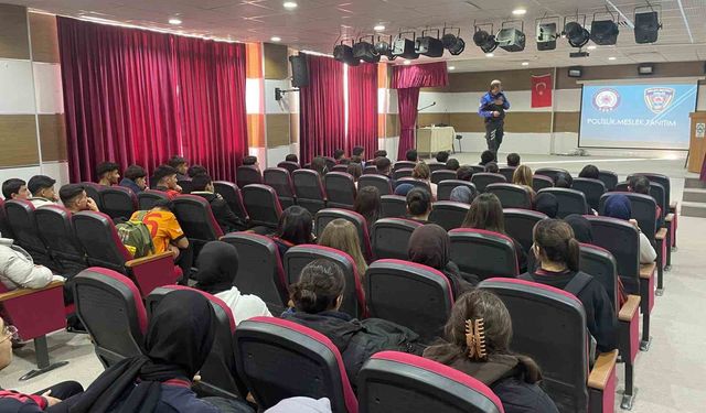 Kars'ta öğrencilere polislik mesleği anlatıldı