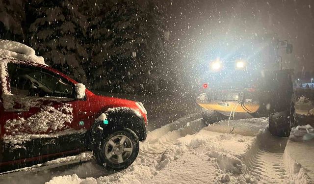 Kars'ta yolda mahsur kalan aracın yardımına özel idare ekipleri yetişti