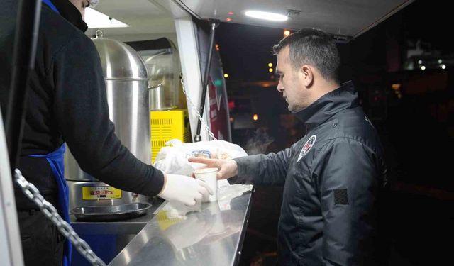 Kartal Belediyesi'nden vatandaşlara sıcak çorba ikramı