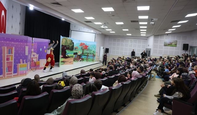 Kartepe'de çocuklara 'Küçük Cesaretler Kulübü' oyunu sahnelendi