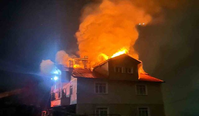 Kastamonu'da yangında bir evin çatısı kullanılamaz hale geldi
